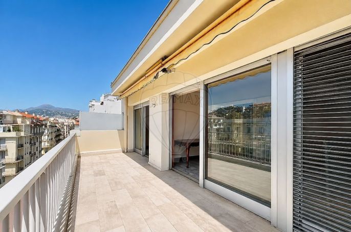 A louer APPARTEMENT DE PRESTIGE T3 74 M2 TERRASSE BORD DE MER NICE