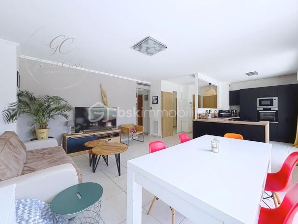 A louer APPARTEMENT DE PRESTIGE T3 73 M2 TERRASSE BORD DE MER MANDELIEU LA NAPOULE