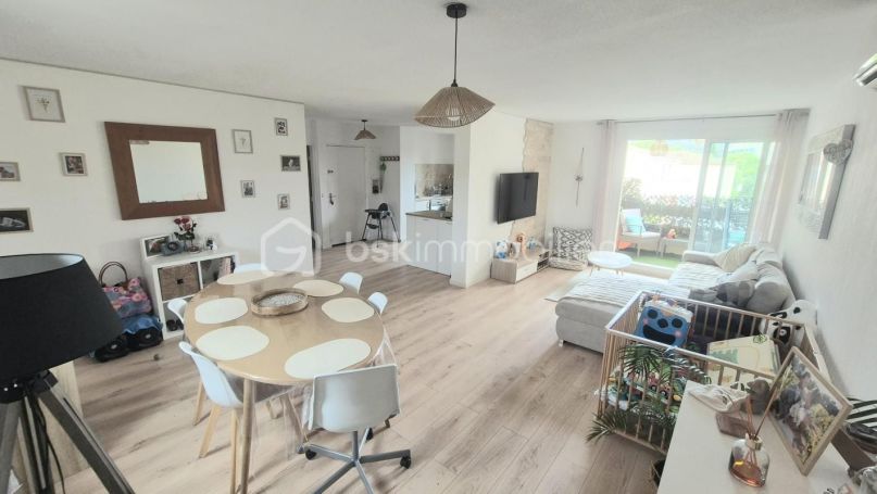 A louer APPARTEMENT T4 90 M2 TERRASSE BORD DE MER HYERES