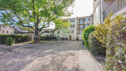 A louer APPARTEMENT T5 81 M2 TERRASSE  UZES
