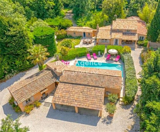 A louer MAISON  6 PIECES 204 M2 BORD DE MER ROQUEBRUNE SUR ARGENS