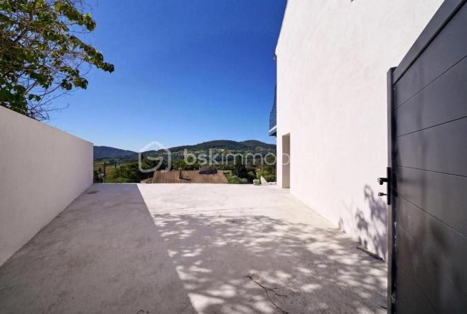 A louer APPARTEMENT NEUF T2 45 M2 TERRASSE  LA CADIERE D AZUR