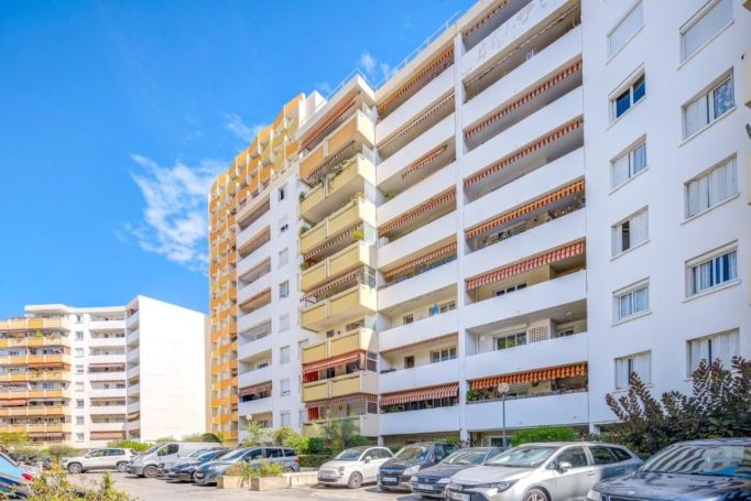 A louer APPARTEMENT T2 54 M2 TERRASSE BORD DE MER NICE