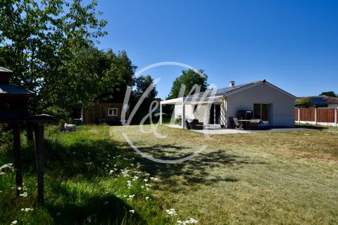 A vendre JOLIE MAISON CONTEMPORAINE 3 PIECES 83 M² PLAIN-PIED GRAND TERRAIN Le Porge