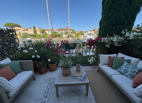 A louer APPARTEMENT T3 39 M2 TERRASSE PIEDS DANS L'EAU GRIMAUD