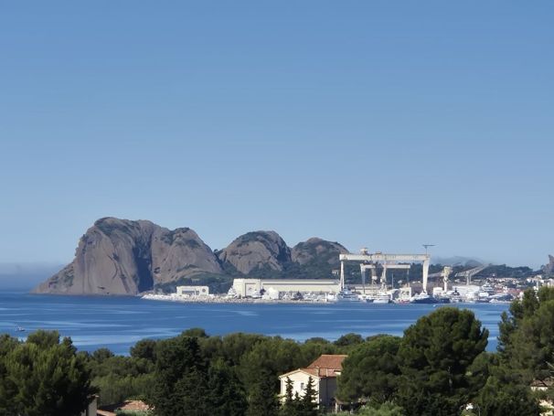 A louer STUDIO  20 M2 TERRASSE VUE MER LA CIOTAT