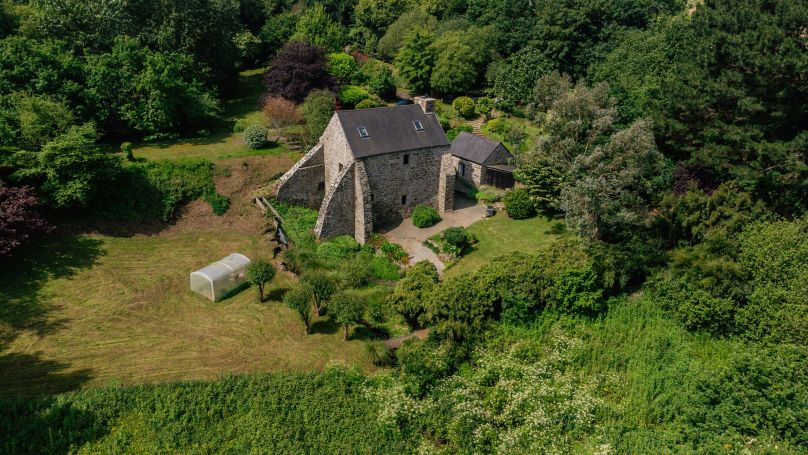 A vendre MAGNIFIQUE MOULIN XVe SIECLE ENTRE TERRE ET MER 7 PIECES 176 M&sup2; HENVIC
