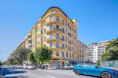 A louer APPARTEMENT T2 42 M2 BORD DE MER NICE