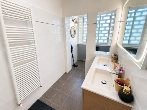 A louer APPARTEMENT NEUF T4 70 M2 BORD DE MER SAINT RAPHAEL