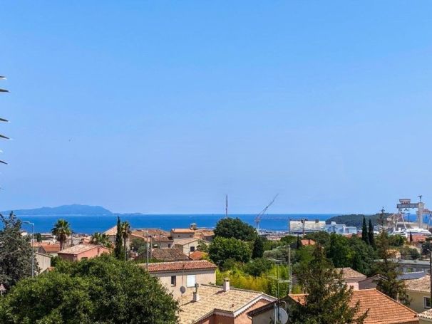 A vendre spacieux APPARTEMENT T4 127 M&sup2; DERNIER ETAGE VUE MER La Ciotat