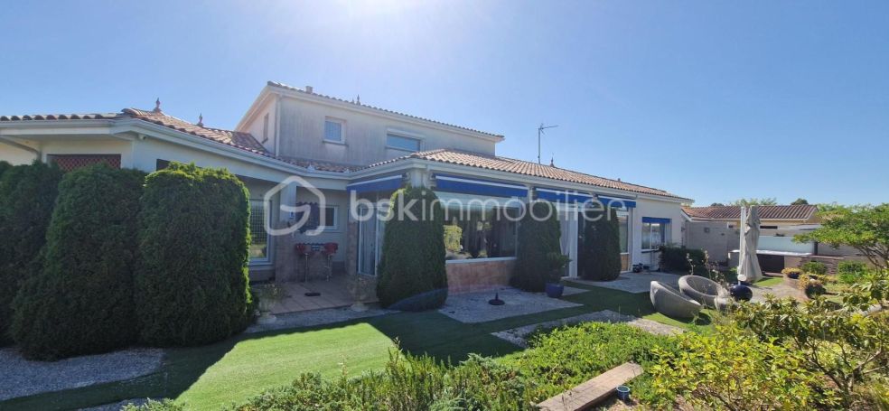 A louer MAISON  7 PIECES 284 M2  SAINT VINCENT DE PAUL