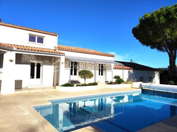 A louer MAISON  8 PIECES 238 M2 BORD DE MER POUSSAN