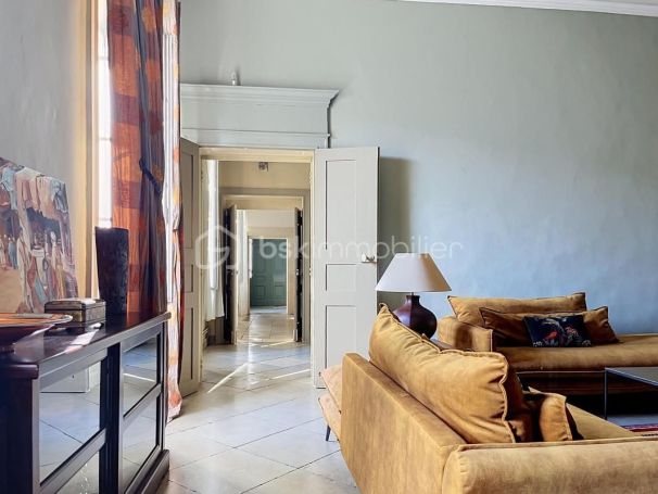 A louer APPARTEMENT T7 225 M2 NIMES