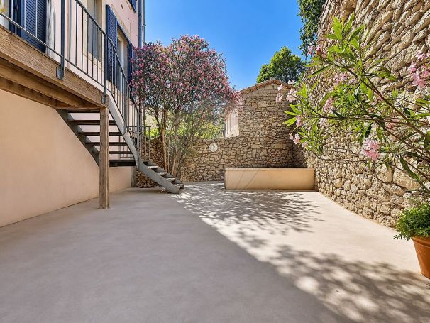 A louer MAISON  DE MAîTRE  NIMES