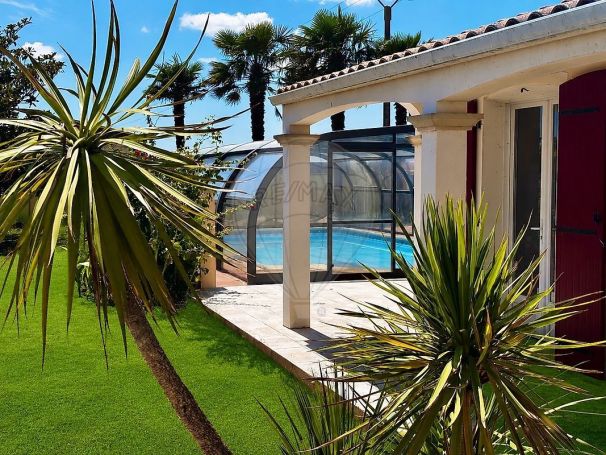 A louer MAISON  7 PIECES 218 M2  LE GUA