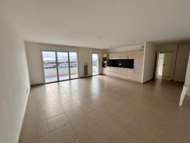 A louer APPARTEMENT T3 74 M2 TERRASSE BORD DE MER SAINT RAPHAEL
