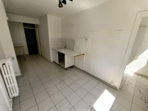 A louer APPARTEMENT T4 123 M2  BAGNOLS SUR CEZE