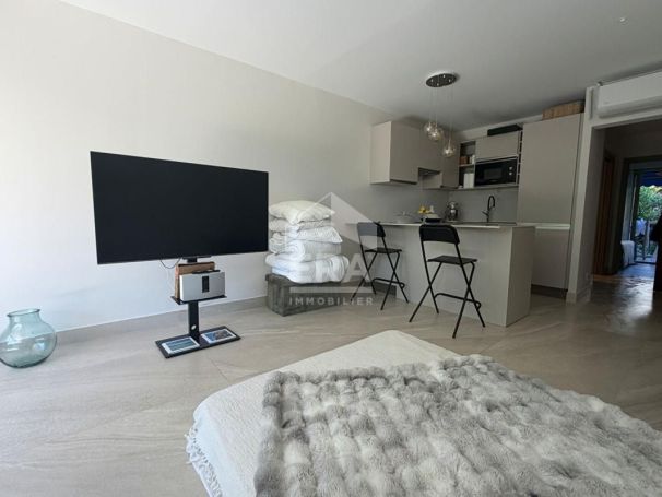 A louer APPARTEMENT DE PRESTIGE T2 37 M2 TERRASSE BORD DE MER CAGNES SUR MER