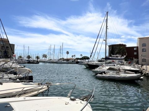 A louer STUDIO 23 M2 TERRASSE BORD DE MER HYERES