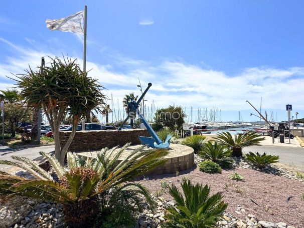A louer STUDIO  23 M2 TERRASSE BORD DE MER HYERES