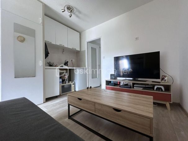 A louer STUDIO  23 M2 TERRASSE BORD DE MER HYERES