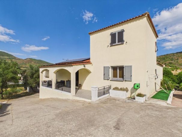 A vendre MAISON  11 PIECES 253 M2 BORD DE MER ALATA