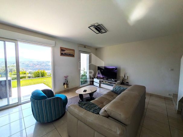 A louer APPARTEMENT DUPLEX T4 80 M2 TERRASSE BORD DE MER SAINT LAURENT DU VAR