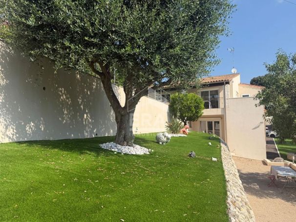 A louer MAISON  7 PIECES 236 M2 BORD DE MER CAGNES SUR MER