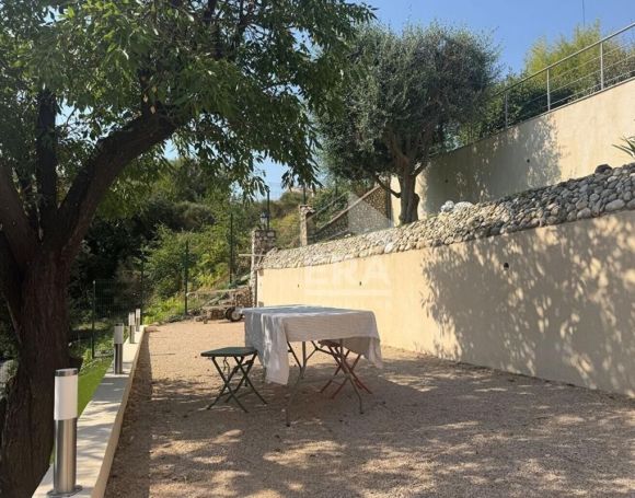A louer MAISON  7 PIECES 236 M2 BORD DE MER CAGNES SUR MER
