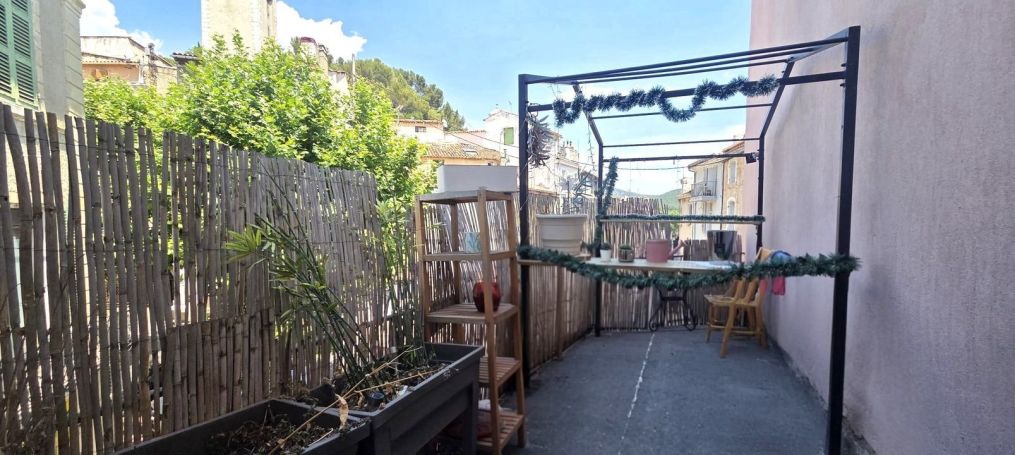 A louer APPARTEMENT DUPLEX T2 48 M2 TERRASSE  CUGES LES PINS