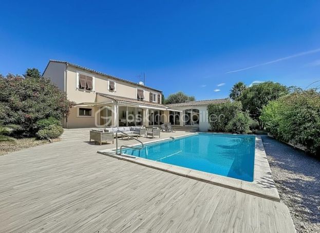 A louer MAISON  7 PIECES 222 M2  CASTRIES