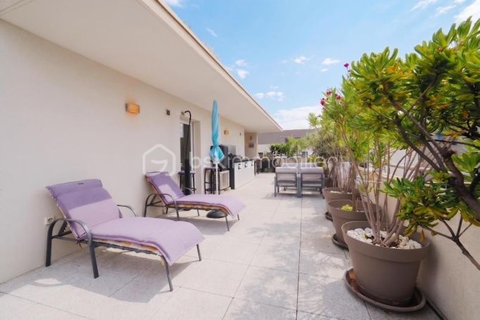 A louer APPARTEMENT DE PRESTIGE T4 96 M2 TERRASSE  NIMES