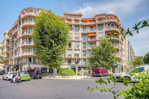 A louer APPARTEMENT T3 66 M2 BORD DE MER NICE