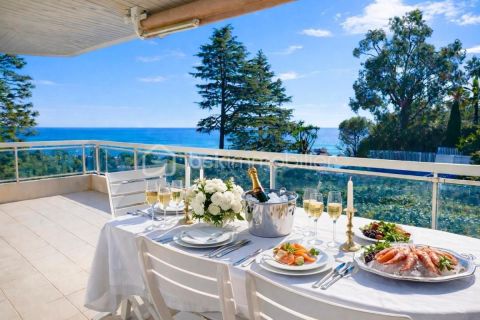 A louer APPARTEMENT T3 87 M2 TERRASSE VUE MER CANNES