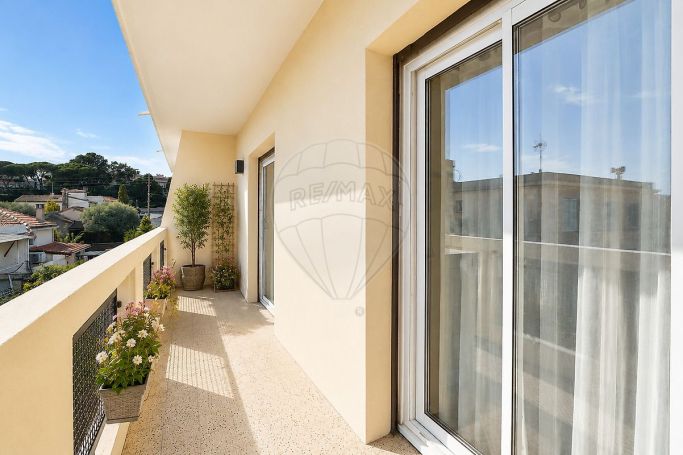 A louer APPARTEMENT T3 50 M2 TERRASSE BORD DE MER ANTIBES