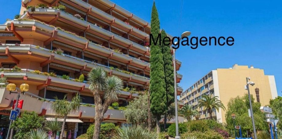 A louer APPARTEMENT T3 55 M2 TERRASSE BORD DE MER LE LAVANDOU