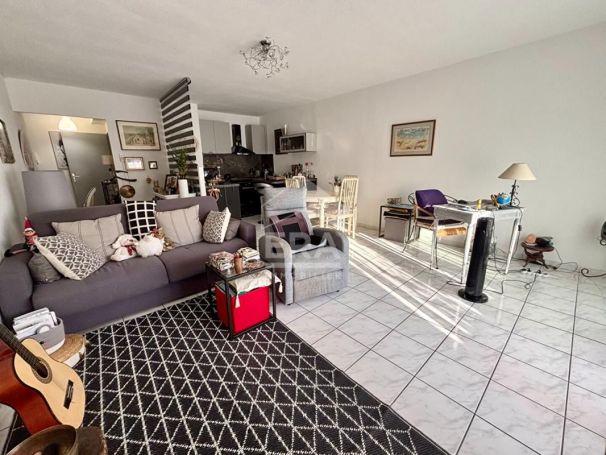 A louer APPARTEMENT T3 70 M2 TERRASSE BORD DE MER CAGNES SUR MER