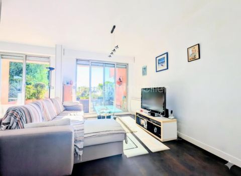 A louer APPARTEMENT T4 90 M2 TERRASSE BORD DE MER NICE