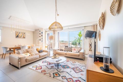 A louer APPARTEMENT DE PRESTIGE T4 106 M2 TERRASSE BORD DE MER HYERES