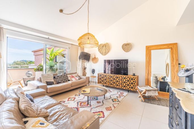 A louer APPARTEMENT DE PRESTIGE T4 106 M2 TERRASSE BORD DE MER HYERES