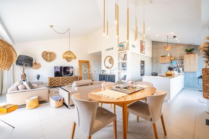 A louer APPARTEMENT DE PRESTIGE T4 106 M2 TERRASSE BORD DE MER HYERES