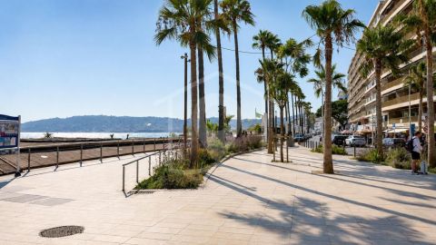 A louer APPARTEMENT DE PRESTIGE T3 63 M2 TERRASSE BORD DE MER ANTIBES