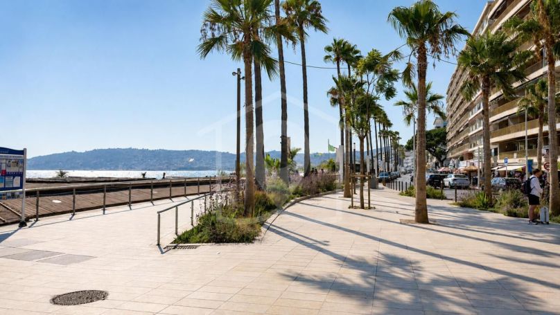 A louer APPARTEMENT DE PRESTIGE T3 63 M2 TERRASSE BORD DE MER ANTIBES