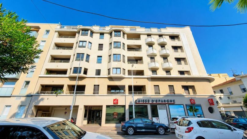 A louer APPARTEMENT DE PRESTIGE T3 63 M2 TERRASSE BORD DE MER ANTIBES