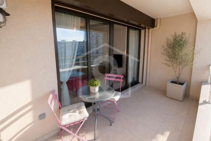 A louer APPARTEMENT DE PRESTIGE T3 63 M2 TERRASSE BORD DE MER ANTIBES