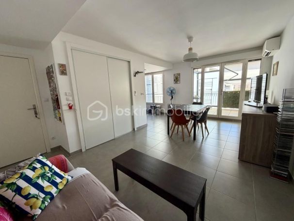 A louer APPARTEMENT T3 64 M2 TERRASSE BORD DE MER HYERES