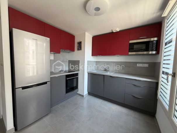 A louer APPARTEMENT T3 64 M2 TERRASSE BORD DE MER HYERES