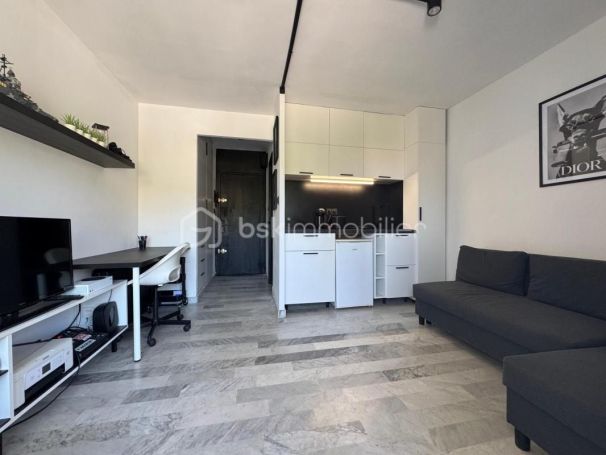 A louer STUDIO NEUF  22 M2 BORD DE MER HYERES