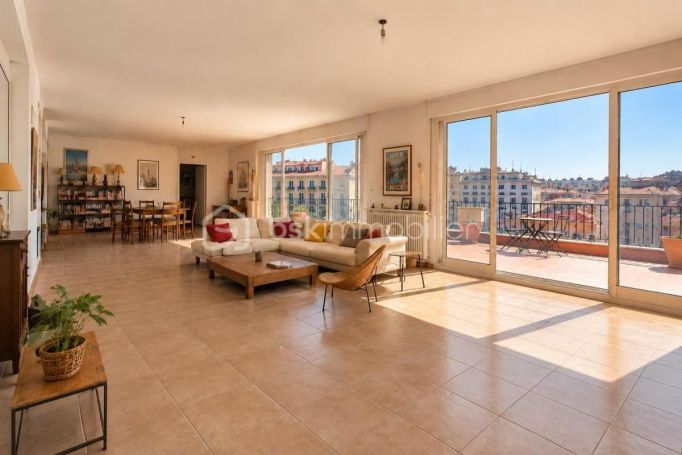 A louer APPARTEMENT DE PRESTIGE T5 181 M2 TERRASSE BORD DE MER NICE
