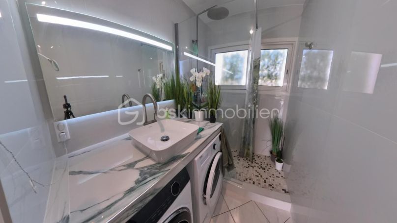 A louer APPARTEMENT T3 65 M2 TERRASSE BORD DE MER ANTIBES